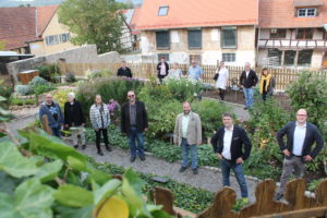 Die Delegation besucht den Bibelgarten in Sondheim/Rhön (Foto: Georg Stock).