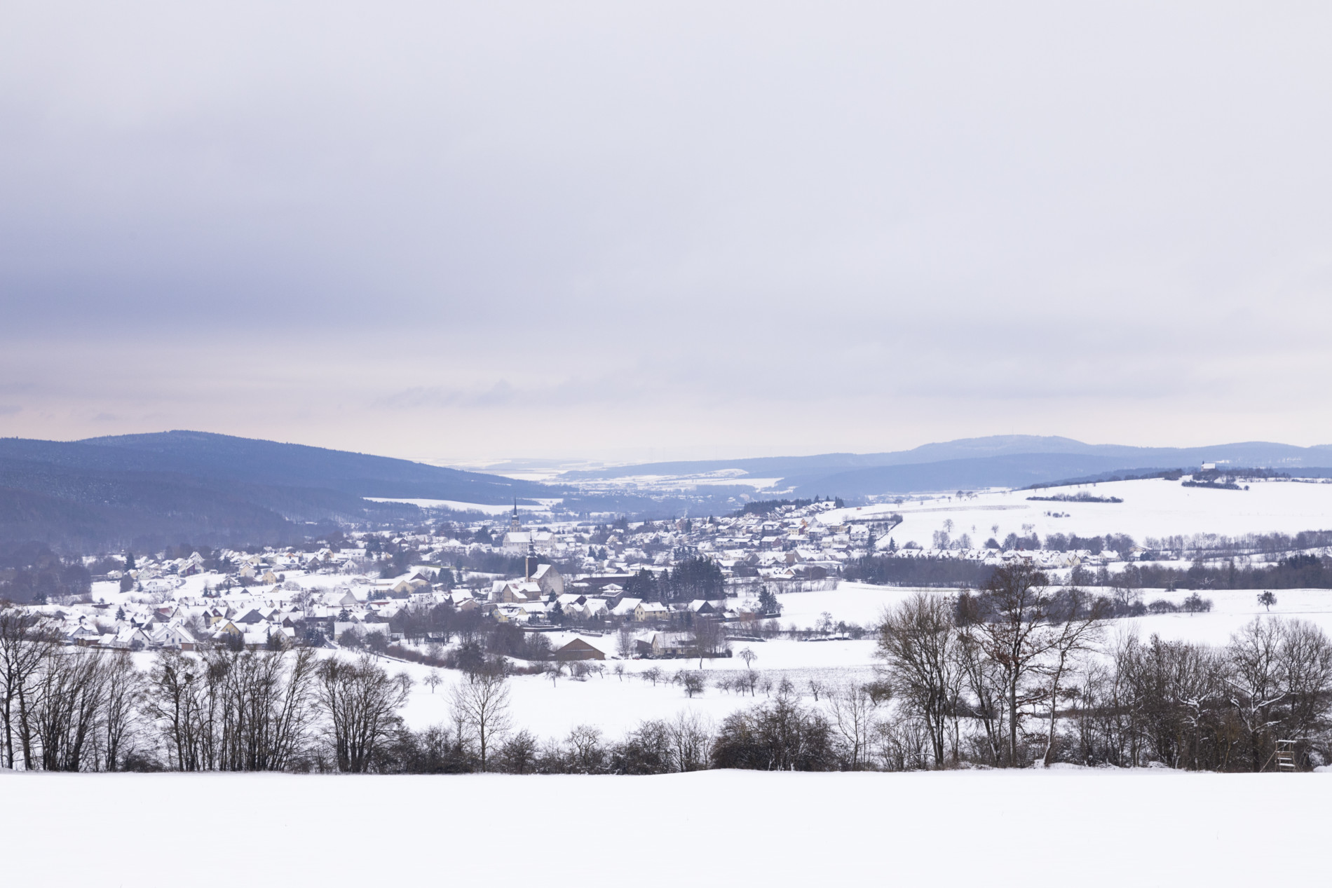 Heimatblick Fladungen im Winter mit dem Streutal im Hintergrund (Foto: Leska Wunderwelt)