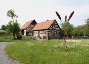 triticum, 2021. Ahornholz, Edelstahl, Leinöl, Erdpigment 360 x 110 x 110 cm (Foto: Paul Diestel)