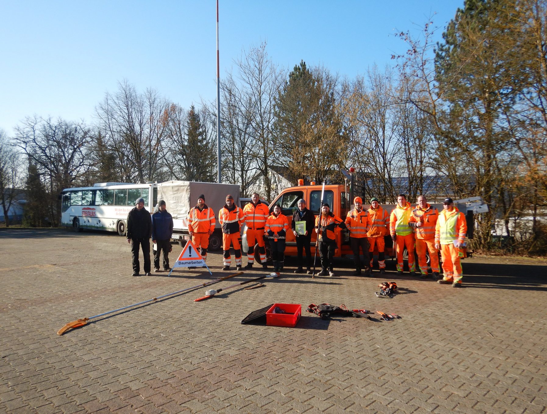 Die Teilnehmer des Baumschnittkurses. In der Mitte Georg Hansul (Foto: Streutalallianz e. V.)