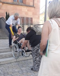 Bei der Auftaktveranstaltung zu den Ortsbegehungen testete die Umsetzungsbegleiterin der Streutalallianz mit einem Rollstuhl die Barrierearmut in Wollbach (Foto: Lisa Reupke).