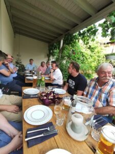 Beim Abendessen wurden Anekdoten ausgetauscht (Foto: Gertraud Kokula)